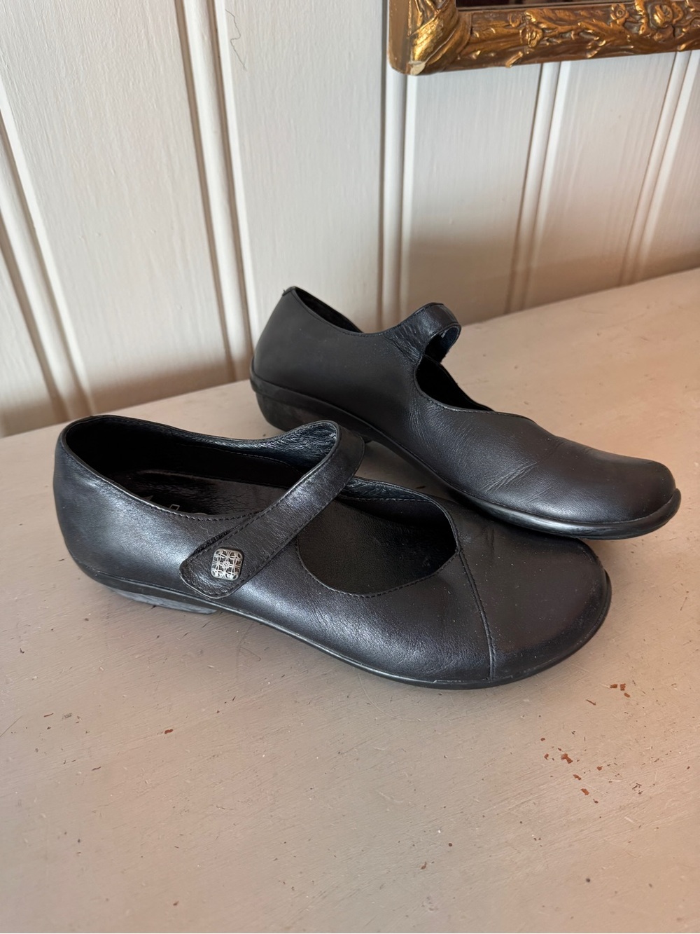 Classic Black Leather Dansko Mary Jane Shoes Comfortable Velcro Strap Size 9